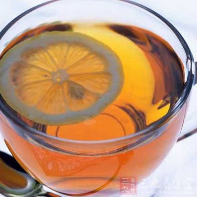喝柠檬蜂蜜水可以缓解咽喉疼痛，减少喉咙干燥等不适