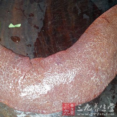 猪胰子是猪的胰脏,扁平长条形,长约十二厘米左右