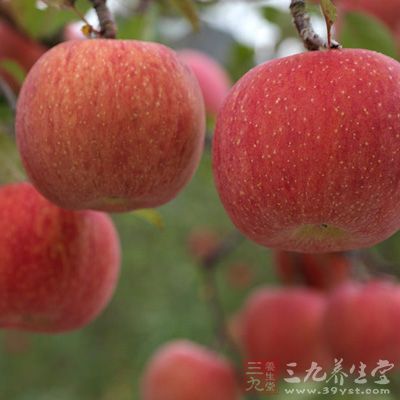 苹果含有较多的钾，较少的钠，苹果中的钾能与体内过剩的钠结合，使之排出体外