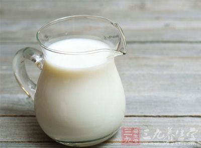 牛奶是很好的补钙食品，每天喝牛奶对长高有好处