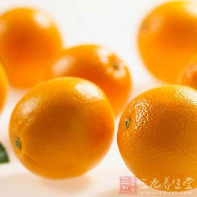 柳橙中含有丰富的维生素B1，能够加速葡萄糖代谢，有效达到预防与治疗脚气的作用