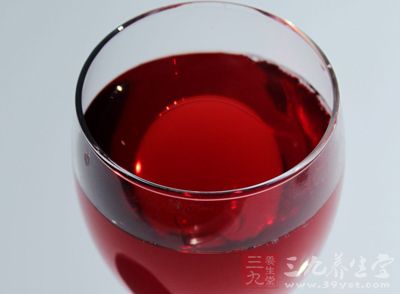 红葡萄酒中的营养成分，大约有200多种是对人有裨益的