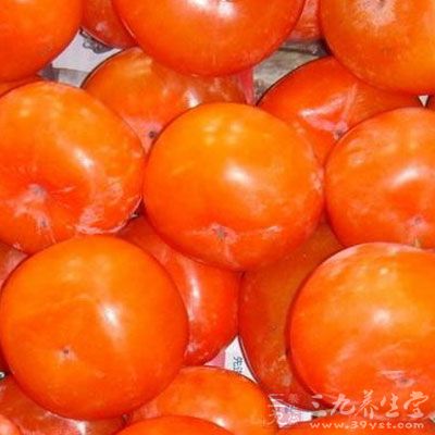 柿子中含有大量的柿胶粉和红鞣质，早上空腹食用，胃酸会与之作用，形成凝块