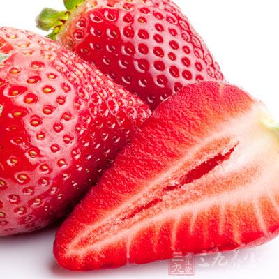 草莓要挑个头适中、颜色均匀、软硬适中的