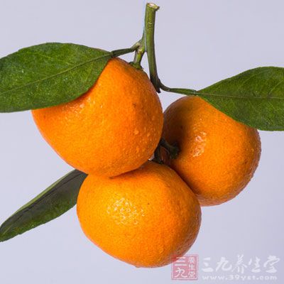 而橘瓤上面的白色网状丝络，叫橘络，含有一定量的维生素P