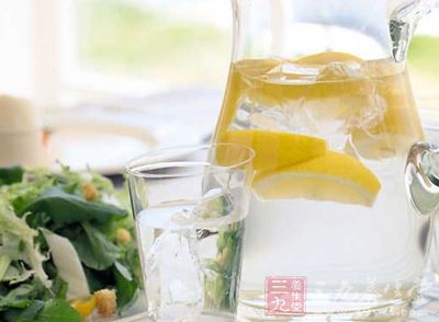 喝柠檬水可以补充维生素C和水分