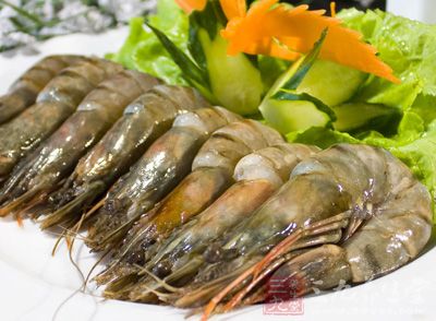 竹节虾，又叫花尾虾、斑节虾、车虾