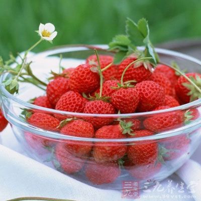 遇积食腹胀、胃口不佳时，可在饭前吃草莓60克，每日3次