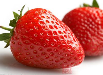 草莓含有很高的营养价值，丰富维生素C就在草中 ，并且有帮助消化的功效