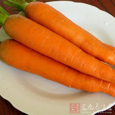 和有些蔬菜不一样，胡萝卜烧熟了吃才更有营养