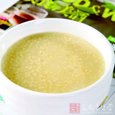 小米粥具有健脾和中、益肾气、清虚热、利小便、治烦渴的功效