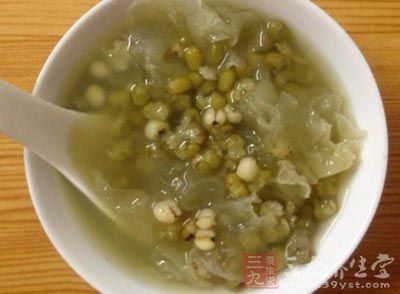 绿豆薏米粥是以绿豆和薏米为原料熬制而成