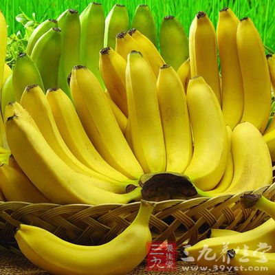 香蕉含有一种物质能够帮助人脑产生6-羟色胺，使人心情变得愉快，活泼开朗