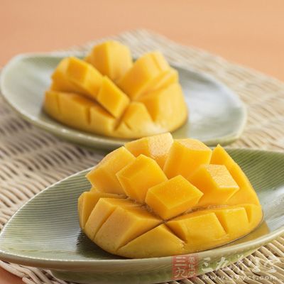 芒果含有的膳食纤维与果胶十分丰富，经常食用能够达到降低血清中的胆固醇的作用