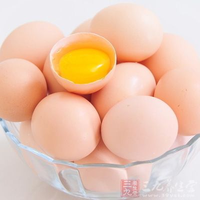 鸡蛋中还含有较丰富的铁，铁元素在人体起造血和在血中运输氧和营养物质的作用