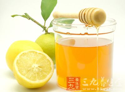 蜂蜜柠檬水是以蜂蜜、柠檬为主要原料制成的饮品