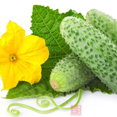 黄瓜还含有丙醇二酸、葫芦素、柔软的细纤维等成分，能清洁美白肌肤