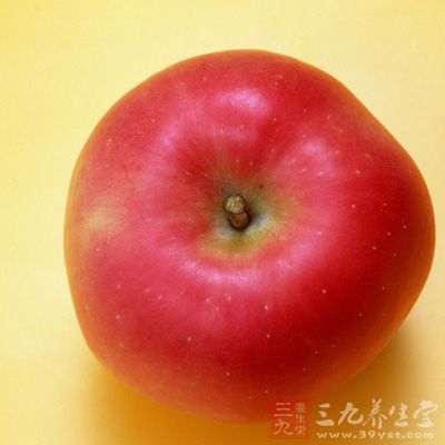 苹果中含有维生素H，具有防止白发和脱发、保持皮肤健康的作用