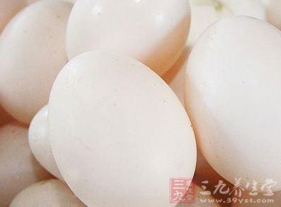 鸽子蛋怎么吃?中医药学认为，鸽蛋味甘、咸，性平，具有补肝肾、益精气、丰肌肤诸功效