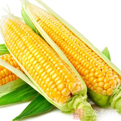 玉米含有丰富的纤维素，不但可以刺激胃肠蠕动，防止便秘，还可以促进胆固醇的代谢，加速肠内毒素的排出