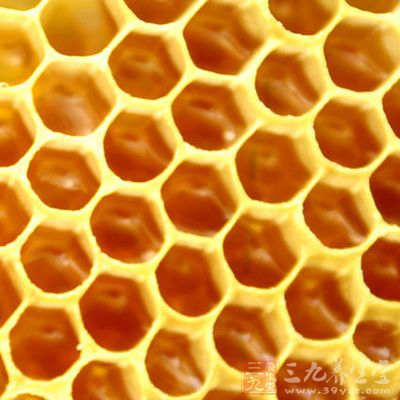 巢蜜浓度高，蜂蜜里的生物碱引起的