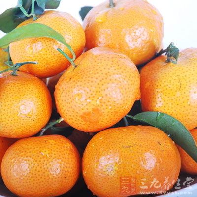美国佛罗里达大学研究人员证实，食用柑橘可以降低沉积在动脉血管中的胆固醇
