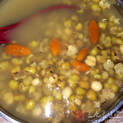 绿豆薏米粥富含维生素E，可以协助消除斑点