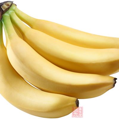 香蕉含有比较多的钠盐，而肾炎患者的浮肿、高血压都必须限制摄入钠盐