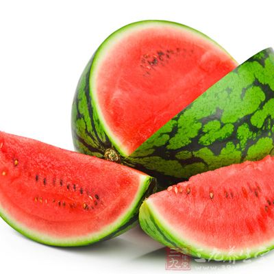 西瓜中所含的糖、蛋白质和微量的盐，能降低血脂软化血管