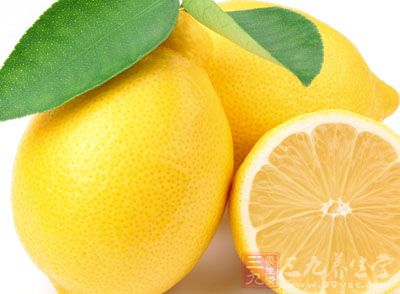 柠檬(Citrus limon)是芸香科柑桔属的常绿小乔木