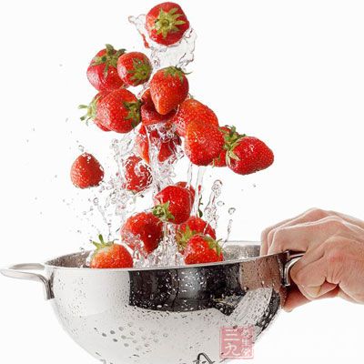 般人洗草莓，会将草莓的叶片摘除，再放在水中浸泡。不过，此方法是不正确的