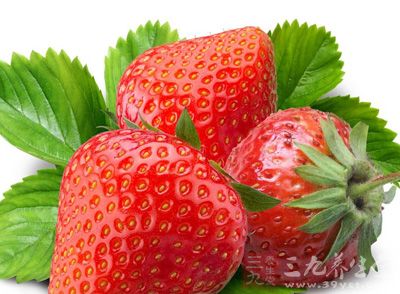 草莓的营养配比很合理，其中维生素C的含量约是等量的西瓜、葡萄或苹果的10倍