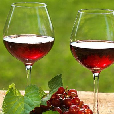 红色，如红葡萄酒。少量饮用也能增加高密度蛋白和促进血液循环