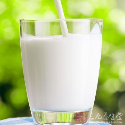 牛奶中的钙能增强骨骼的生长