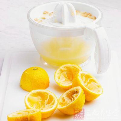 柠檬汁还能促进胃中蛋白分解酶的分泌，增加胃肠蠕动，帮助食物消化