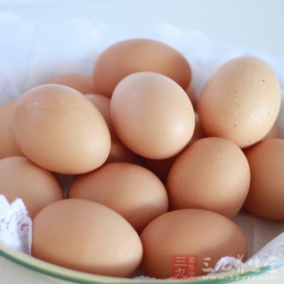 中青年人、从事脑力劳动或轻体力劳动者，每天可吃两个鸡蛋
