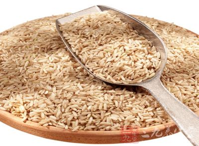 糙米中的碳水化合物被粗纤维组织所包裹，人体消化吸收速度较慢，因此能更好好地控制血糖