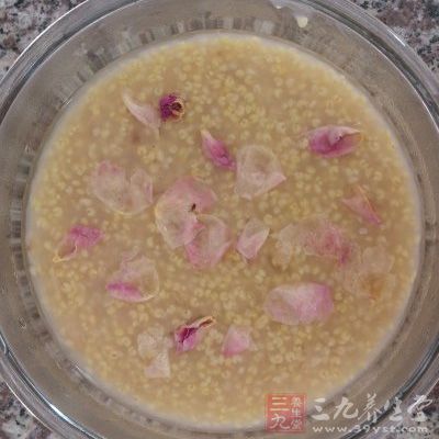 玫瑰冰糖小米粥的制作方法