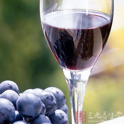 每天饮用3杯紫葡萄汁，可使血小板聚集力降低40%