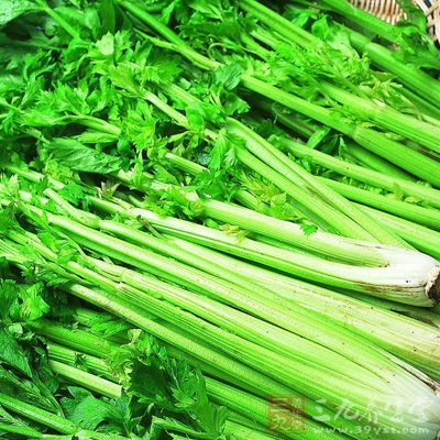 芹菜是高纤维食物，它经肠内消化作用产生一种木质素或肠内脂的物质