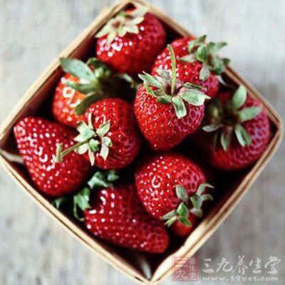 草莓也可以明目养肝，因为草莓中含有胡萝卜素