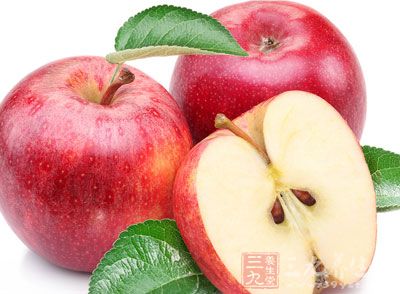 苹果中含有丰富的维C、纤维素，有很好的降脂作用