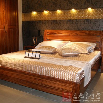 床最好选用木料制作的床组，不宜用金属的