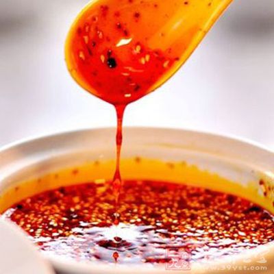 辣红油是以干辣椒为原料