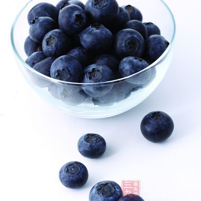 取一份蓝莓，用清洁的纱布包好将汁挤出