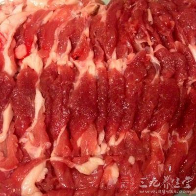 将羊肉切成5.5公分厚的肉片，加嫩肉粉、盐、味精、料酒一起腌制10分钟