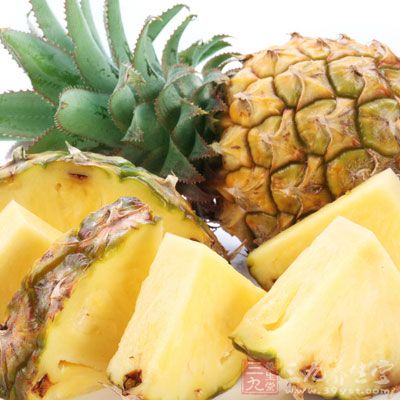 菠萝中所含有的糖、盐类和酶有利尿作用