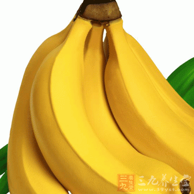 用香蕉皮的内侧在手上进行摩擦，可防止手、足的皮肤皲裂