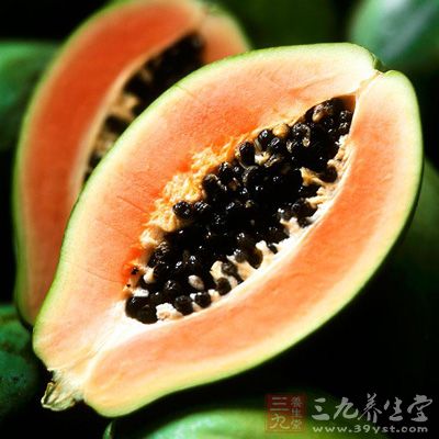 木瓜里内含木瓜酵素，而青木瓜的木瓜酵素是成熟木瓜的二倍左右