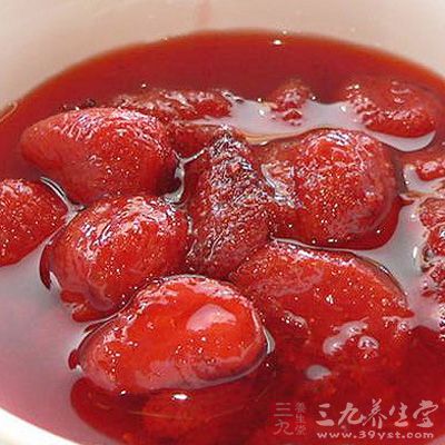 倒入草莓，用铲子慢慢翻动草莓，待汤汁变成红色，有些浓稠时，草莓变软就可以了(时间约5-10分钟)